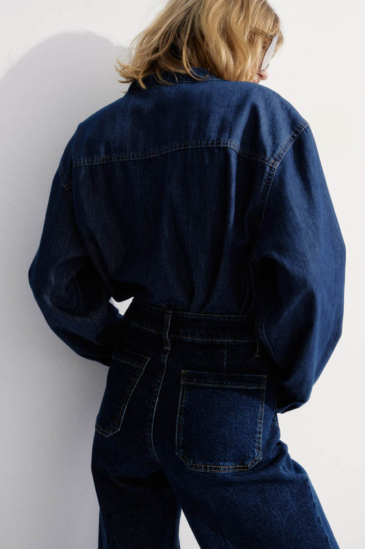 Loose-fitting denim shirt